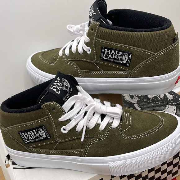 Vans WMNS Skate Half Cab Dark Olive
VN0A5FCDDOL
Sneakers - Picture 10 of 16